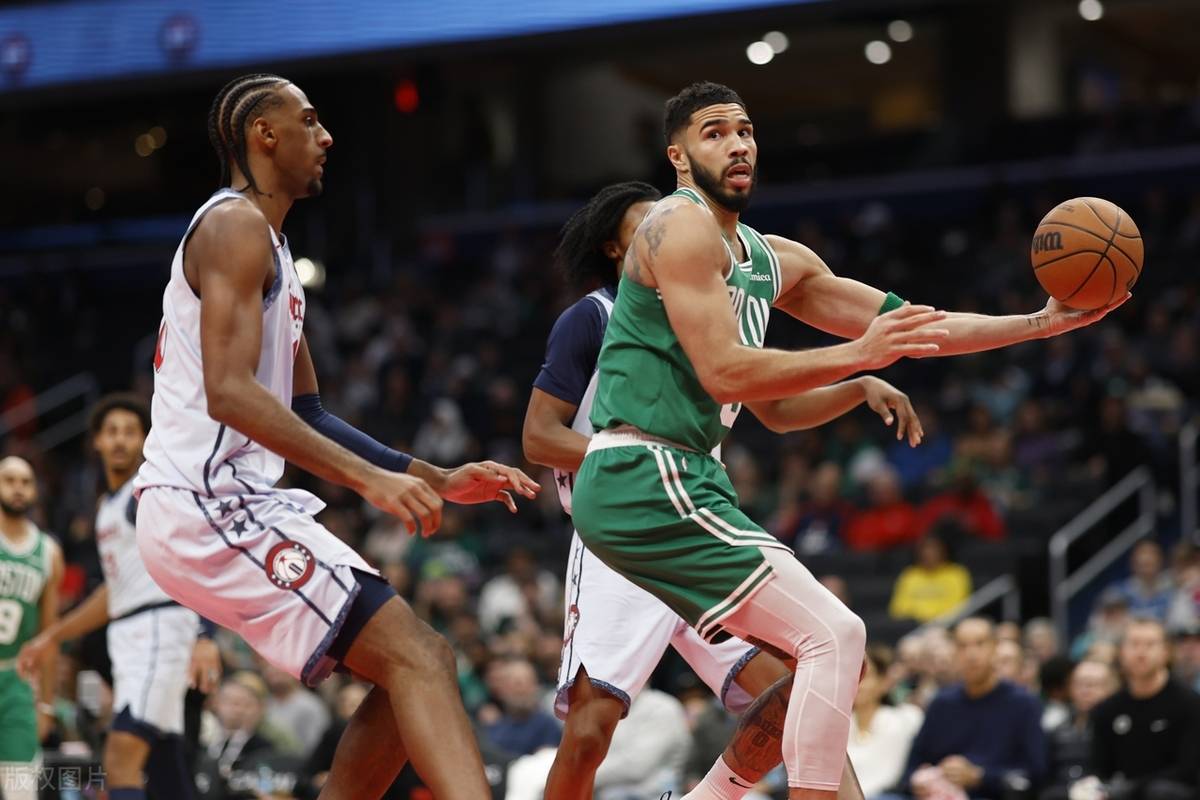 精妙配合!球员默契动作引领全场 精妙配合!球员默契动作引领全场