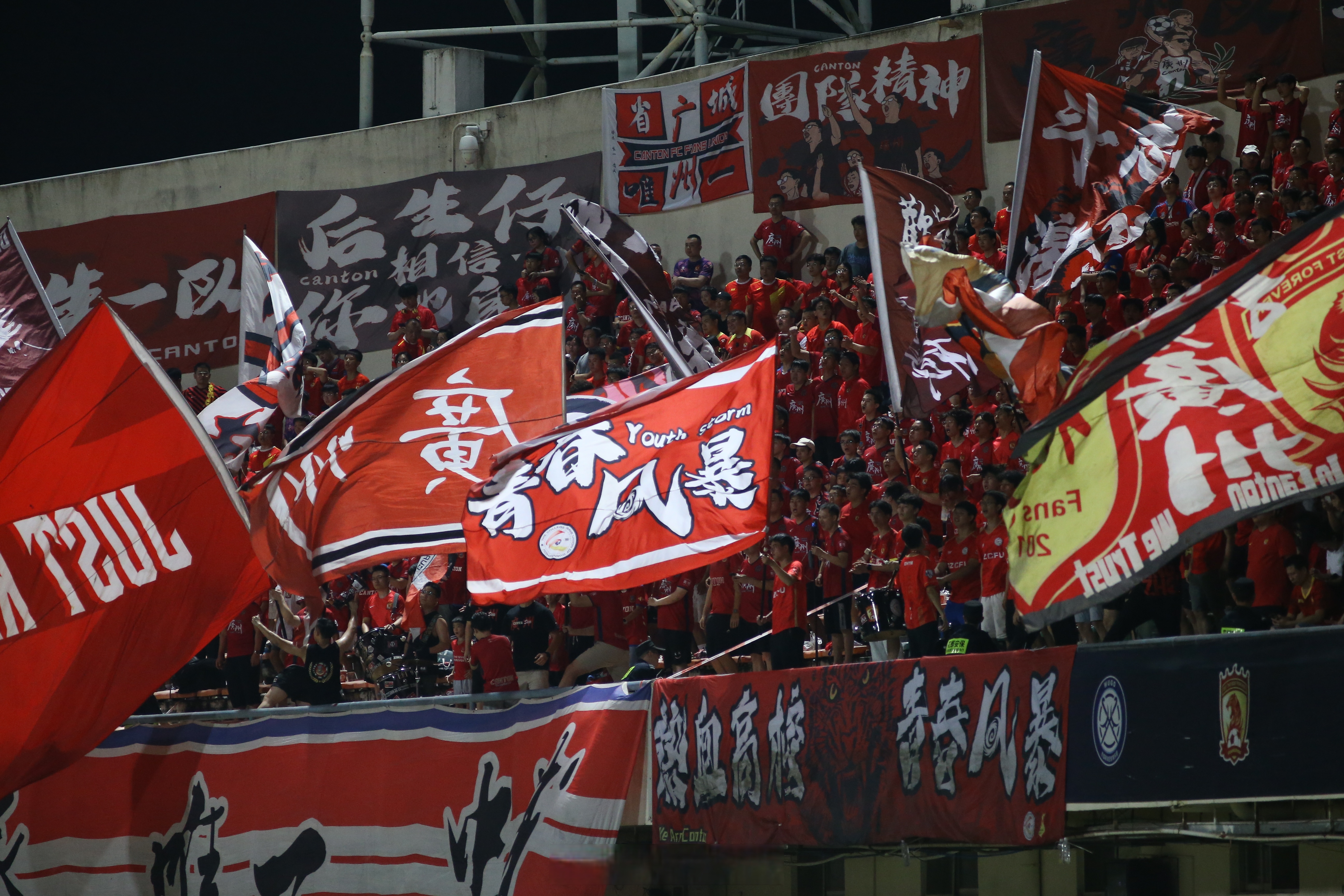 开云体育入口-球员们在场上兢兢业业，努力为球队争取胜利的简单介绍