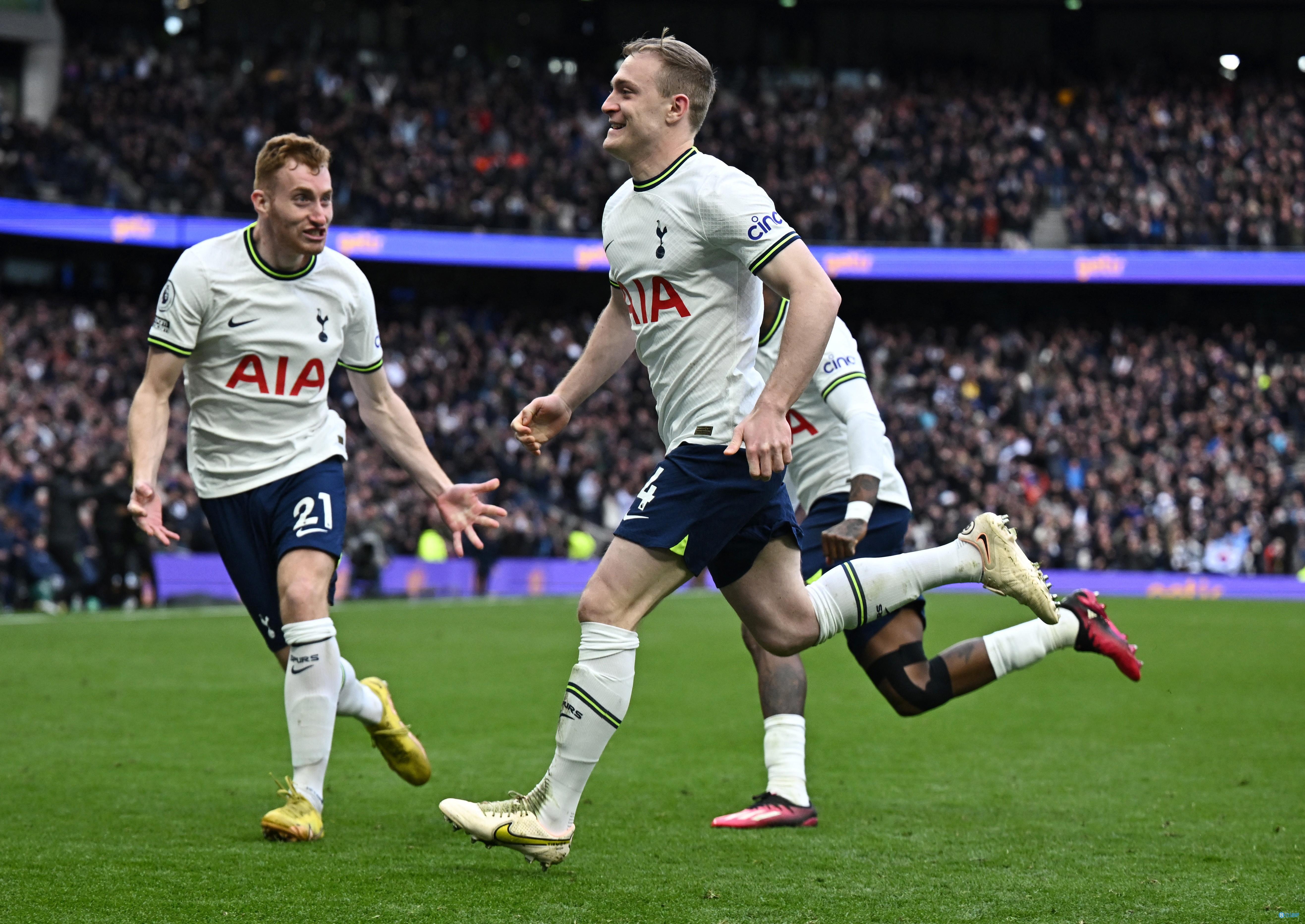 包含伯恩茅斯球员努力备战，力争取得胜利的词条