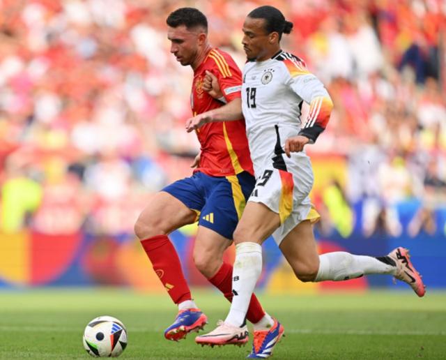 双方球队在欧洲国家杯比赛中展开了激烈对抗 双方球队在欧洲国家杯比赛中展开了激烈对抗