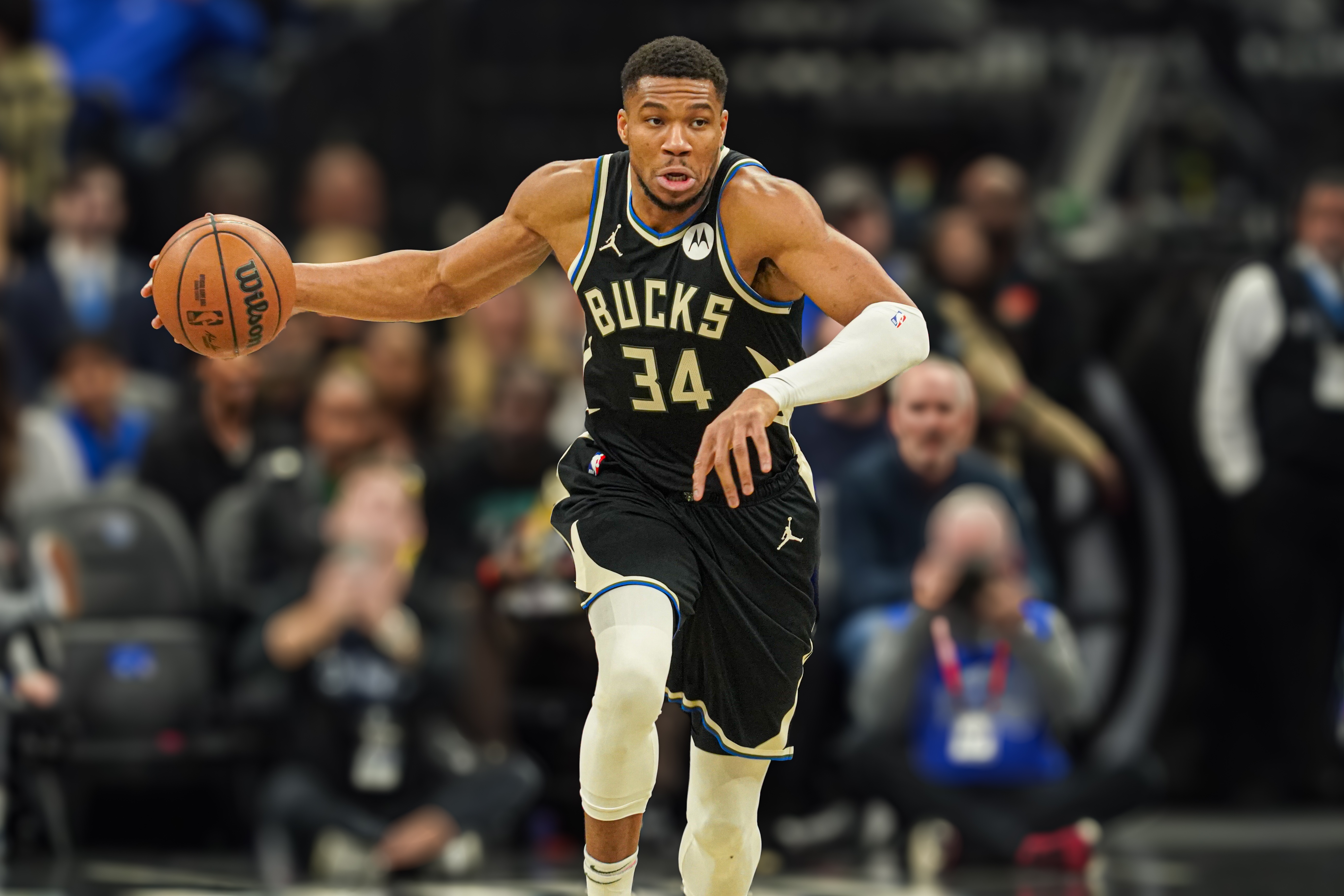 雄鹿球队球员压力不小但成功战胜对手 雄鹿球队球员压力不小但成功战胜对手