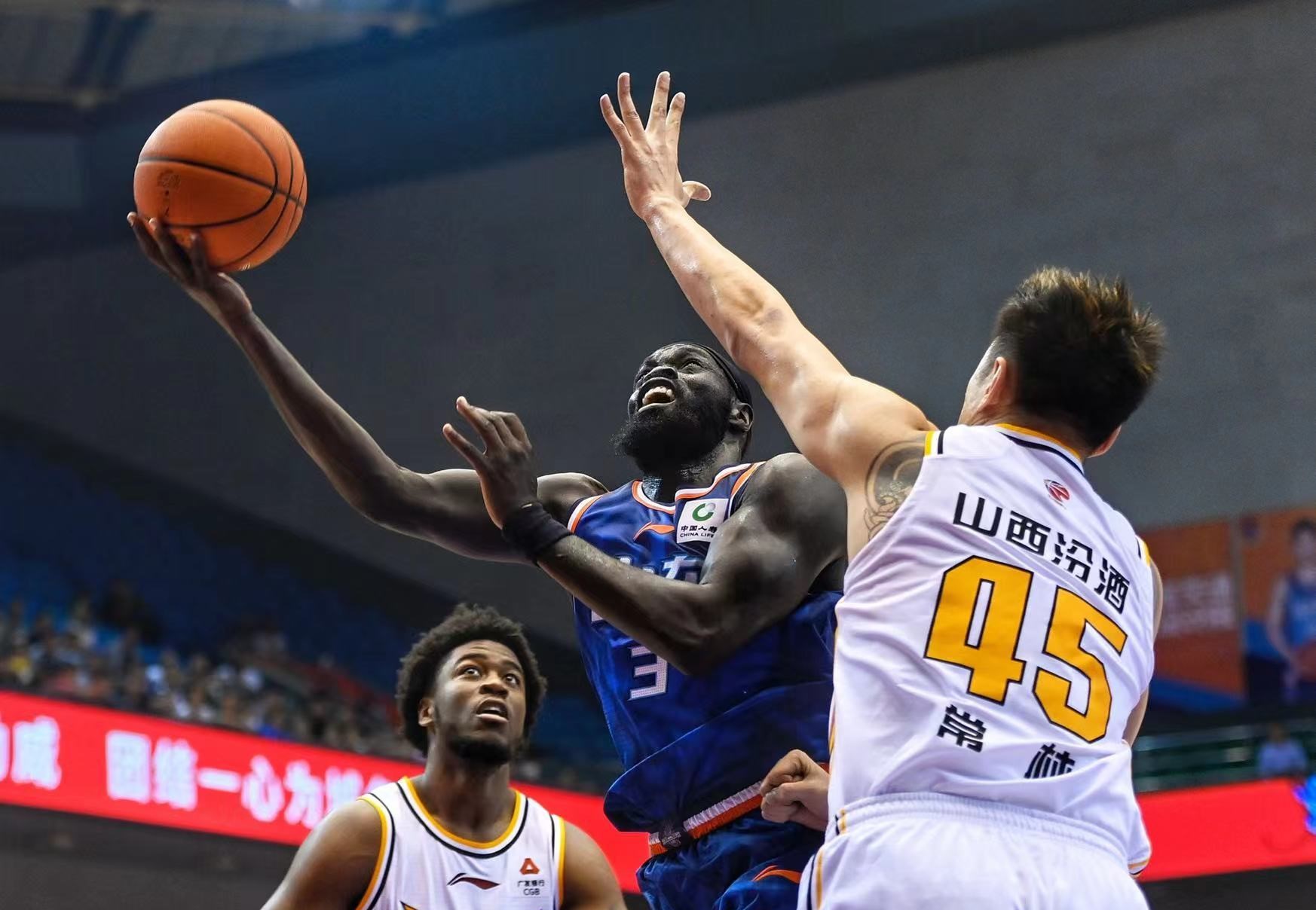 沙尔克球员集体续约，稳固球队中场实力