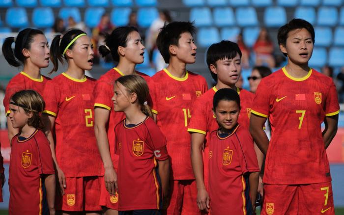 中国女足球员在国际赛场上展现出色大脚战术