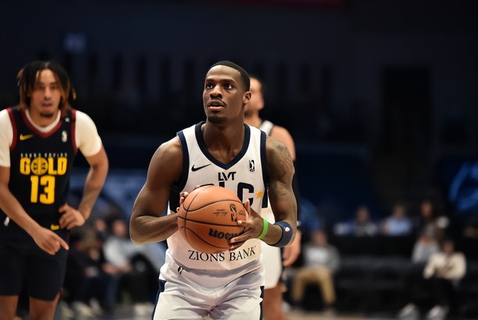 关于爵士队控卫因伤缺席比赛球队被逼做出调整的信息 关于爵士队控卫因伤缺席比赛球队被逼做出调整的信息