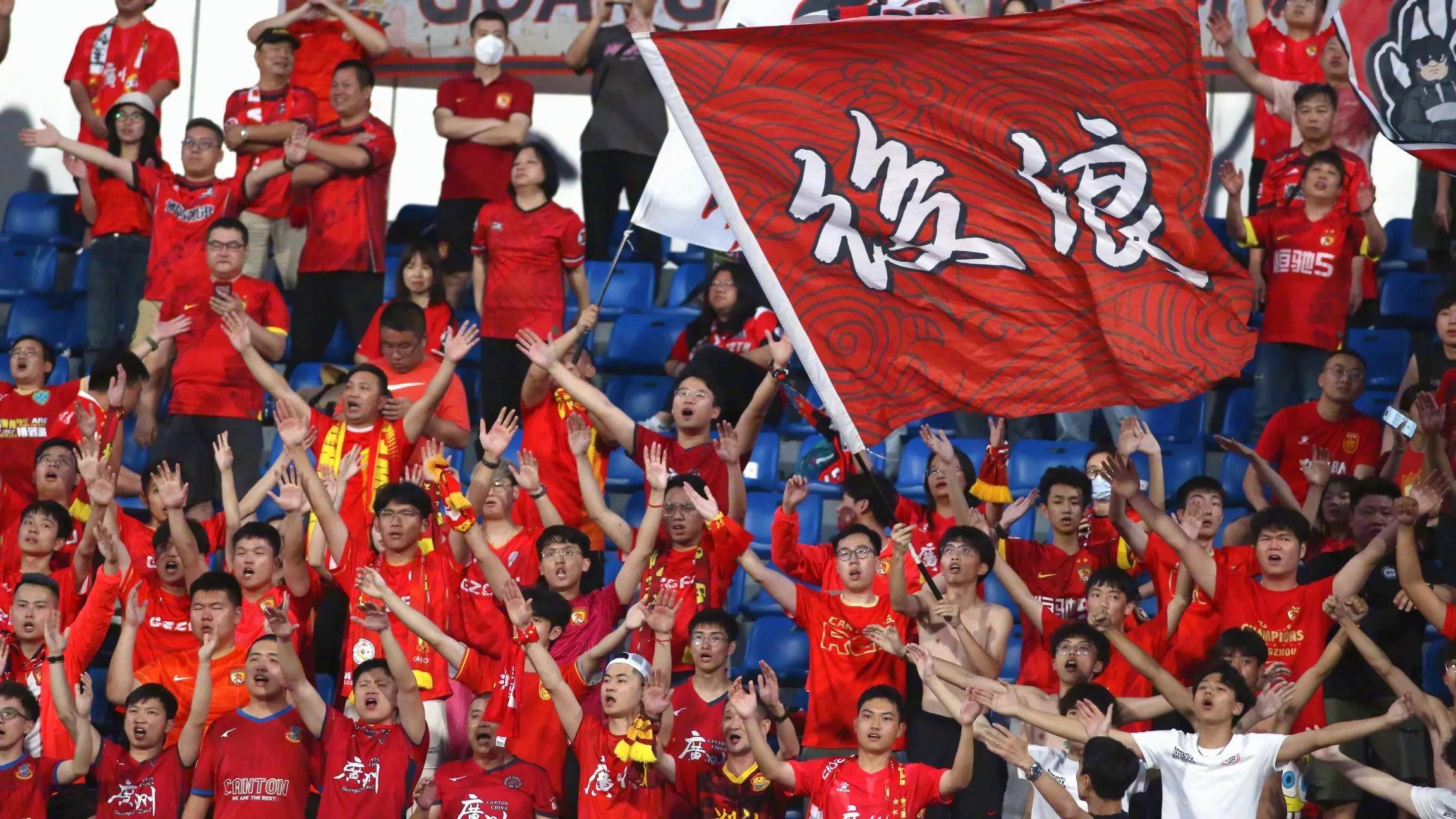 关于中国足球盛事吸引大批球迷狂热沸腾,激发激情的信息 关于中国足球盛事吸引大批球迷狂热沸腾,激发激情的信息