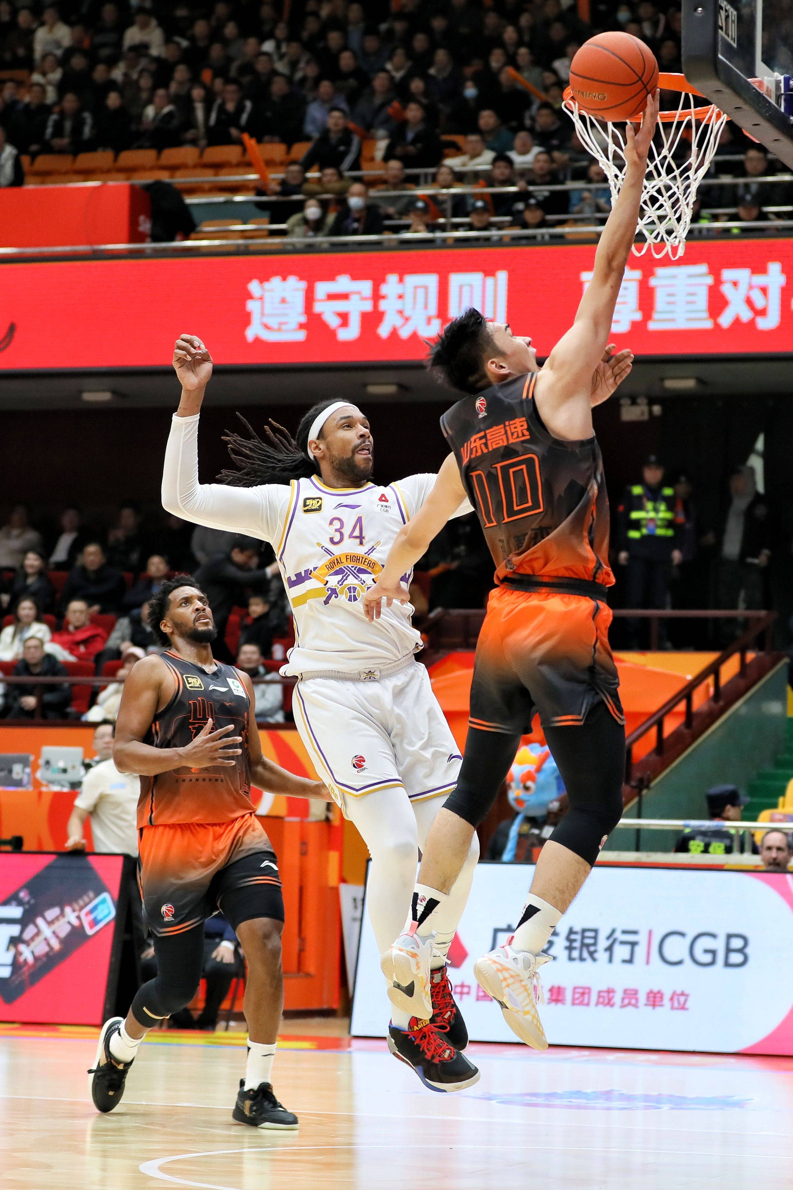 山东队在主场比赛中赢得了一场关键胜利 山东队在主场比赛中赢得了一场关键胜利