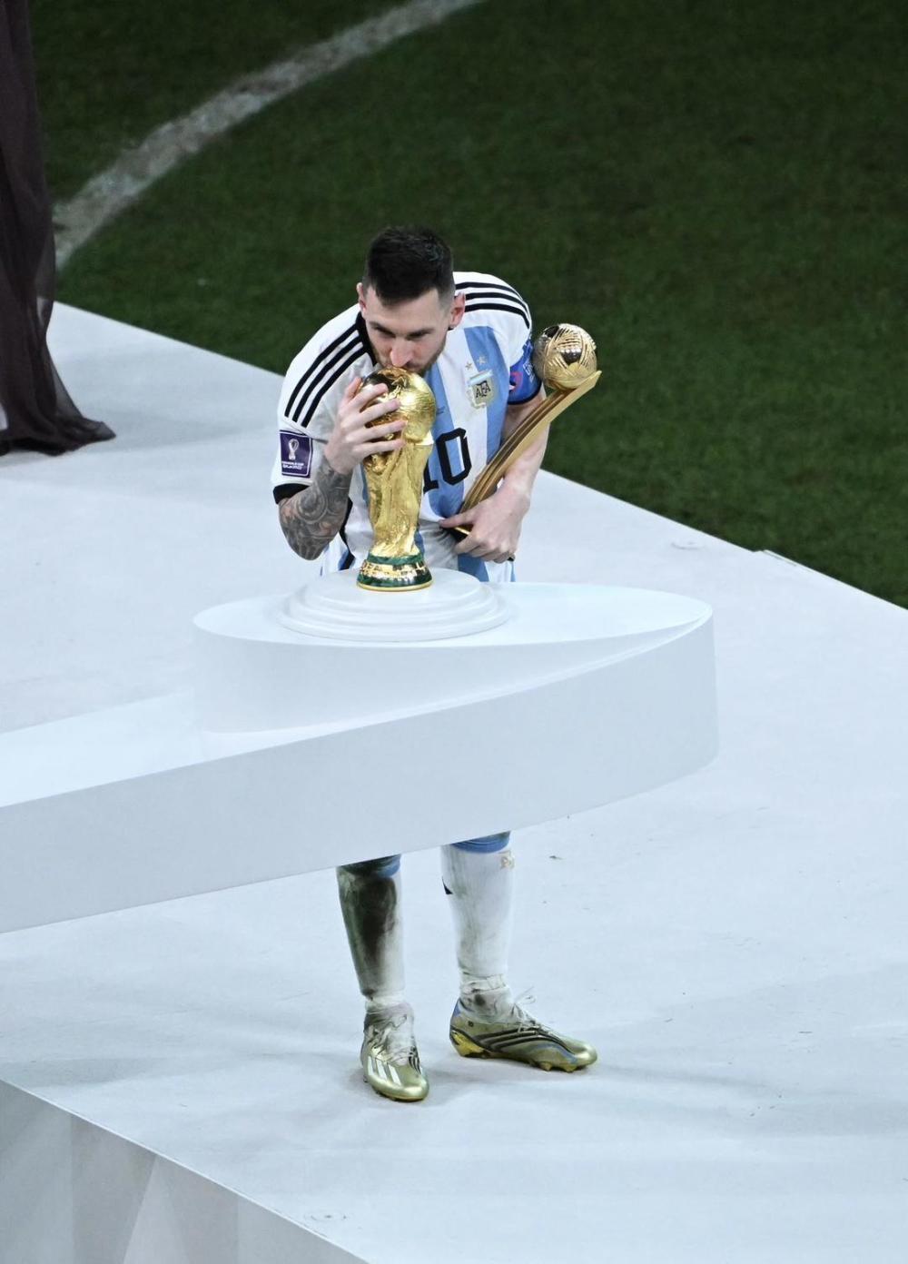 巴塞罗那轻松取胜,登贝莱助攻梅西梅开 巴塞罗那轻松取胜,登贝莱助攻梅西梅开