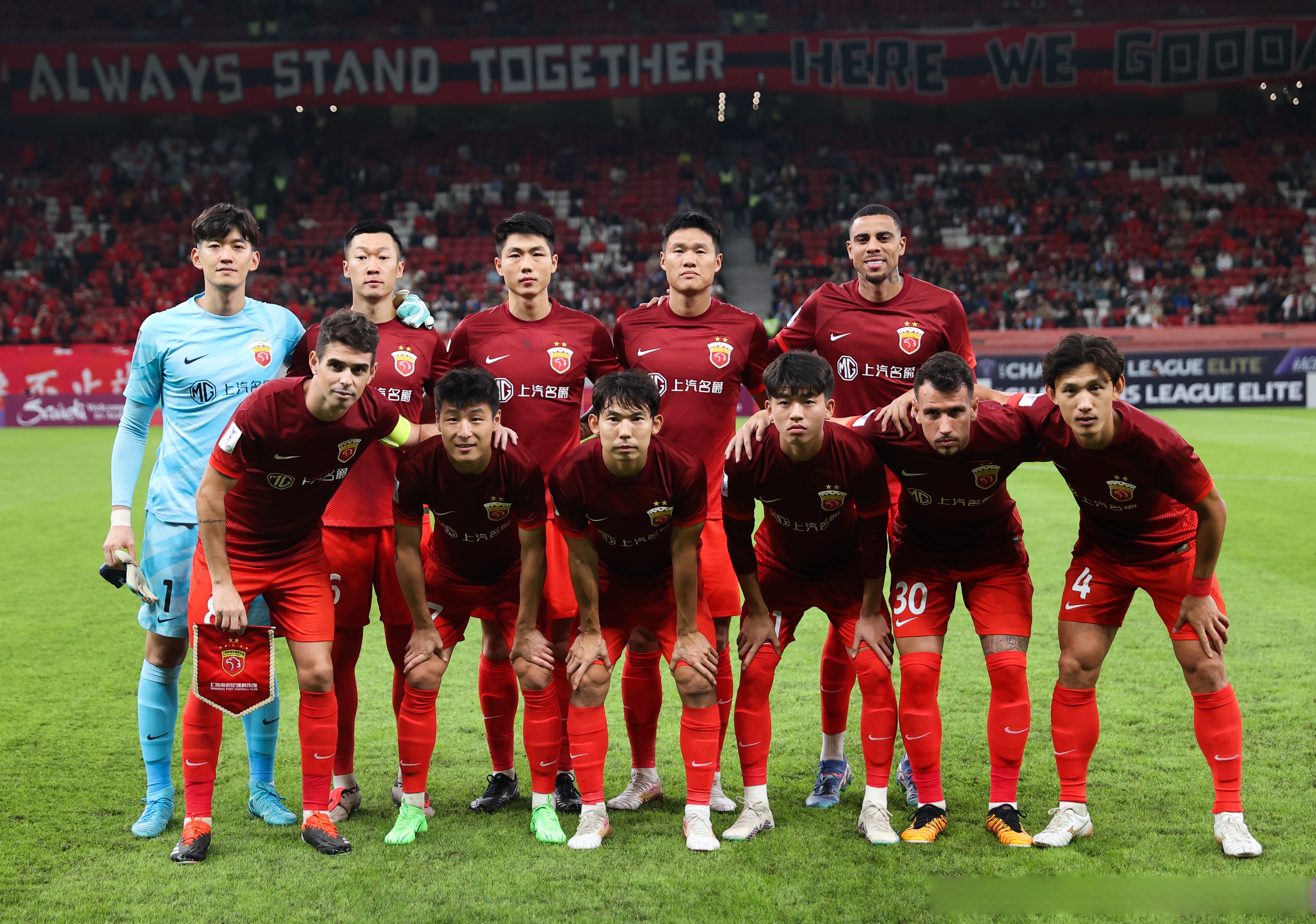 球队成员庆祝夺得国际赛冠军 球队成员庆祝夺得国际赛冠军