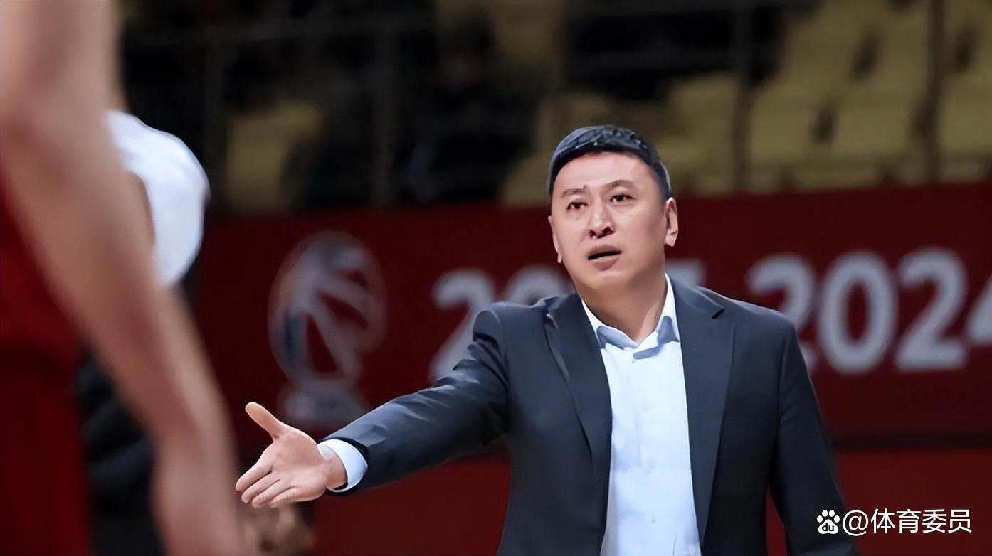 主教练提前离职，球队管理层再度换帅调整战略的简单介绍