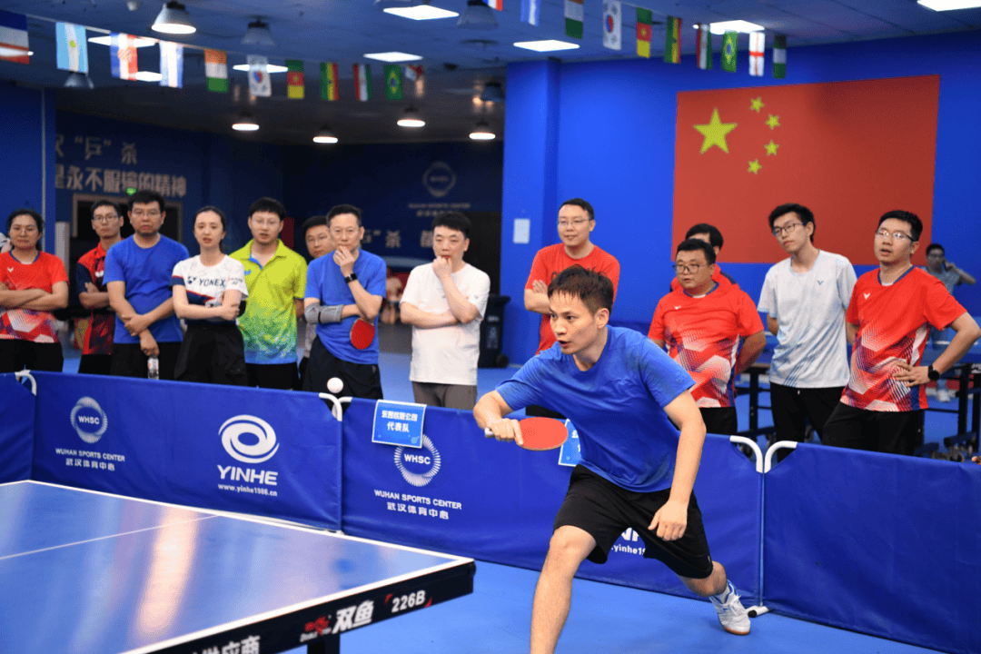 体育赛事中选手们奋力拼搏,争夺冠军 体育赛事中选手们奋力拼搏,争夺冠军