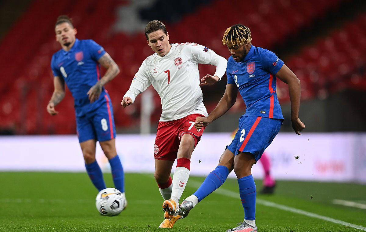 包含里昂主场战胜尼斯，保持不败的势头的词条