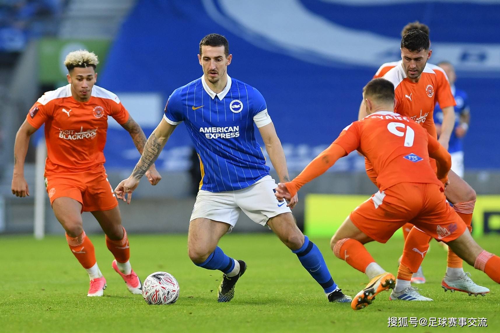 开云下载-足球比赛激烈对决，球员们全力以赴