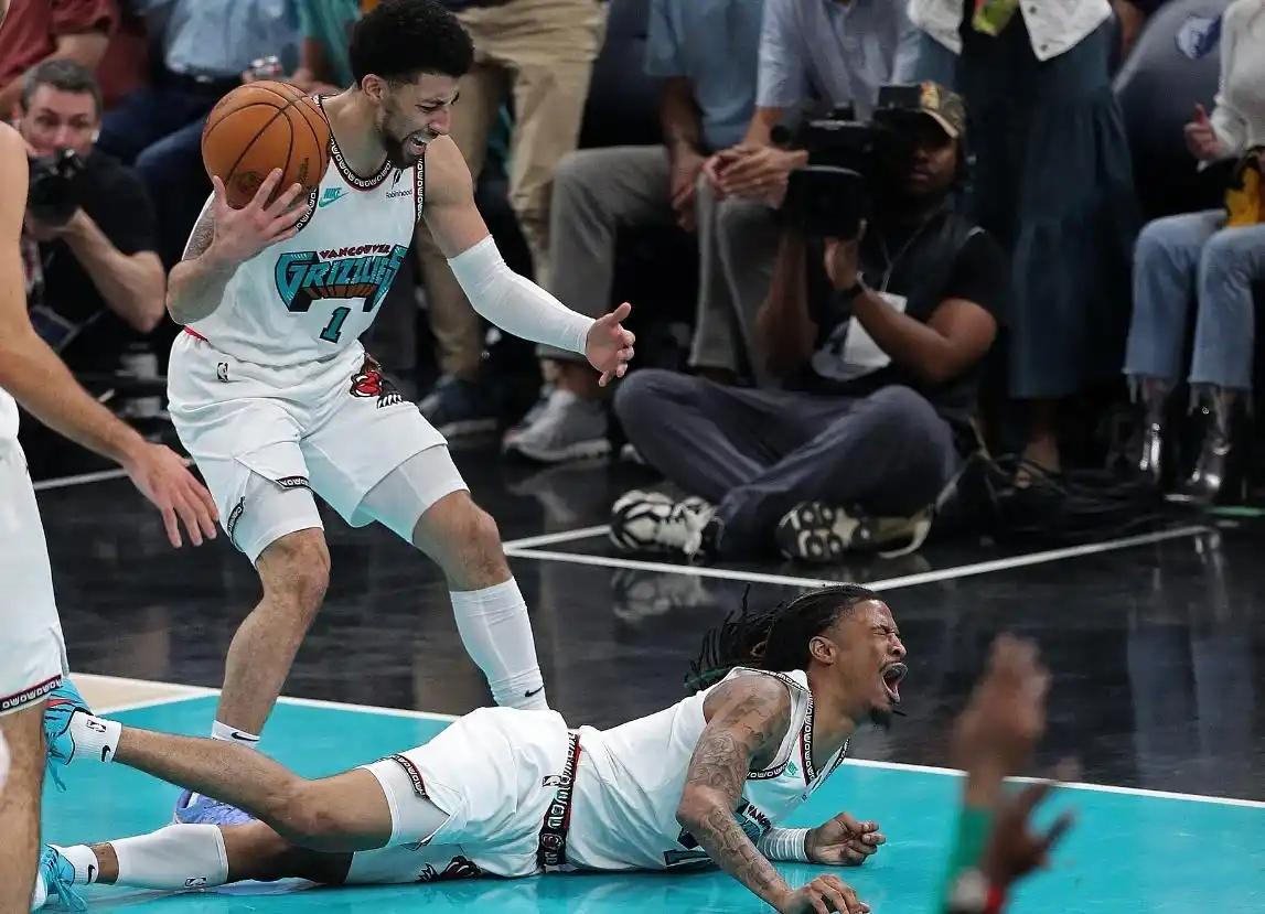 开云体育APP下载-雷霆球员努力拼搏，逆转击败对手