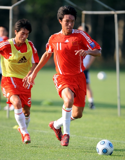 开云下载-球员们在场上尽情挥洒汗水