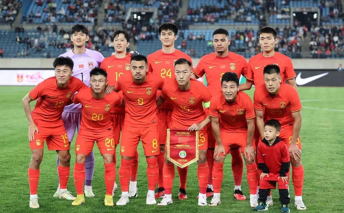 足球职业联赛中球员表现卓越带领球队取胜 足球职业联赛中球员表现卓越带领球队取胜