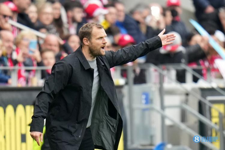 沃尔夫斯堡中场失误频频,主帅或考虑调整阵容的简单介绍 沃尔夫斯堡中场失误频频,主帅或考虑调整阵容的简单介绍