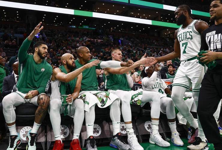 篮网稳守主场,防守大战战胜雄鹿稳居前列 篮网稳守主场,防守大战战胜雄鹿稳居前列