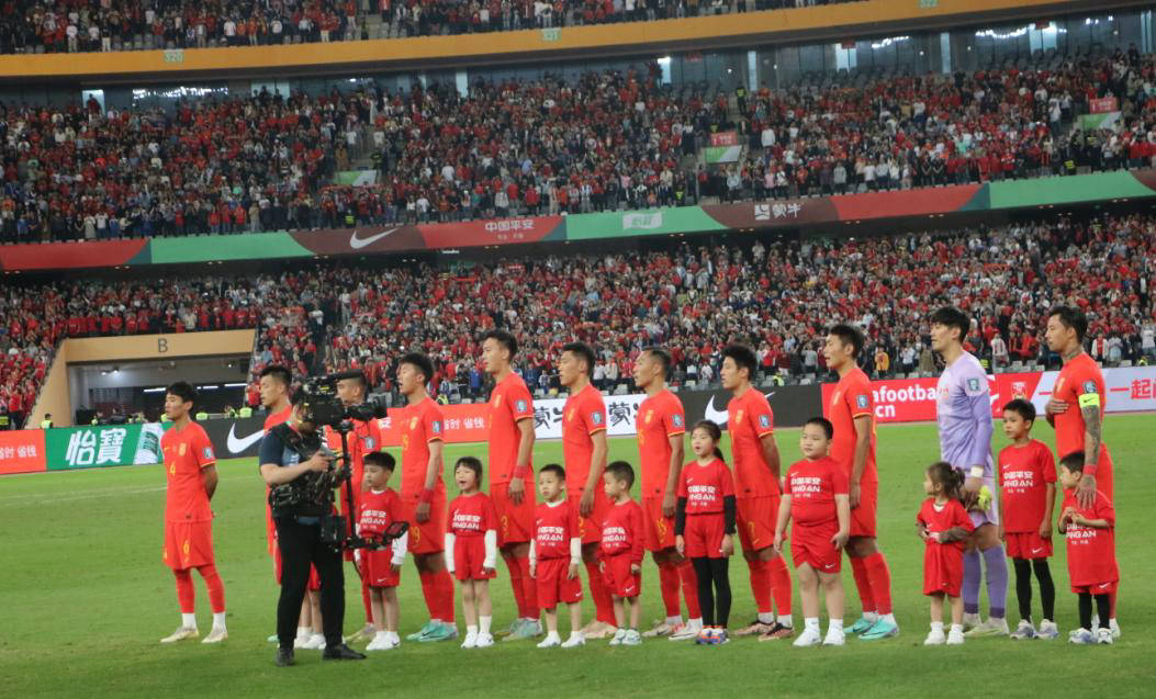 开云平台-包含球迷热议足球联赛冠军归属，职业联赛格局逐步明晰的词条