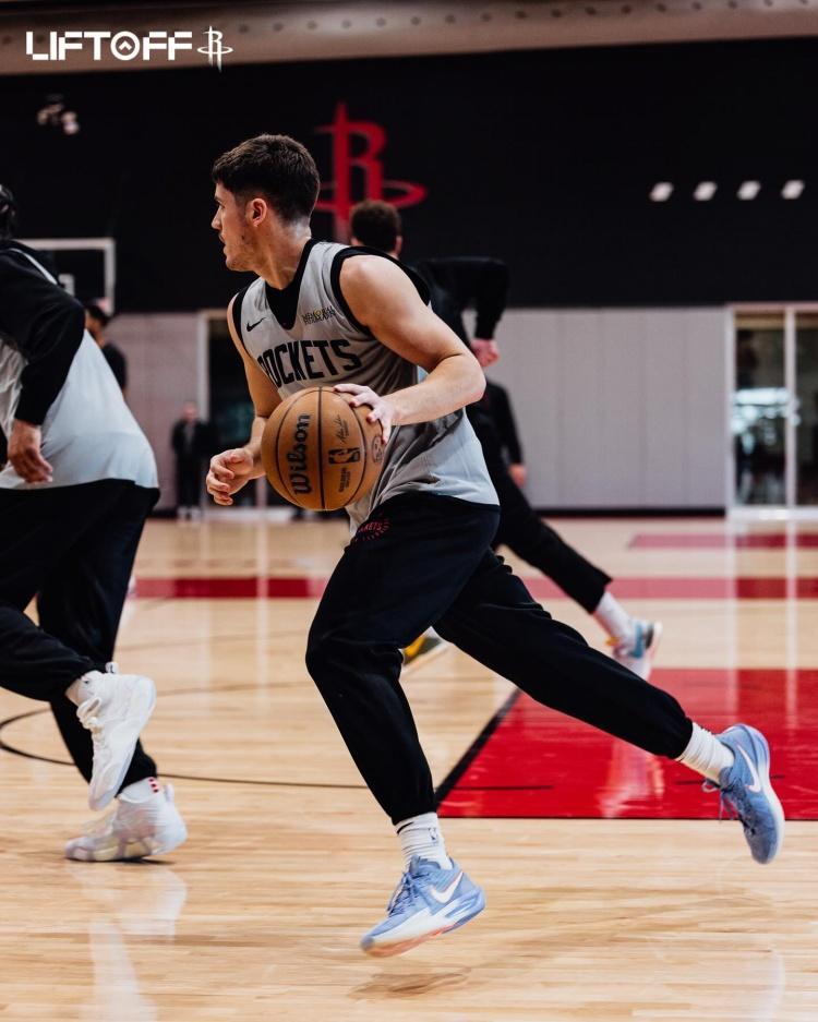 火箭队全队气氛融洽,备战下一场比赛 火箭队全队气氛融洽,备战下一场比赛