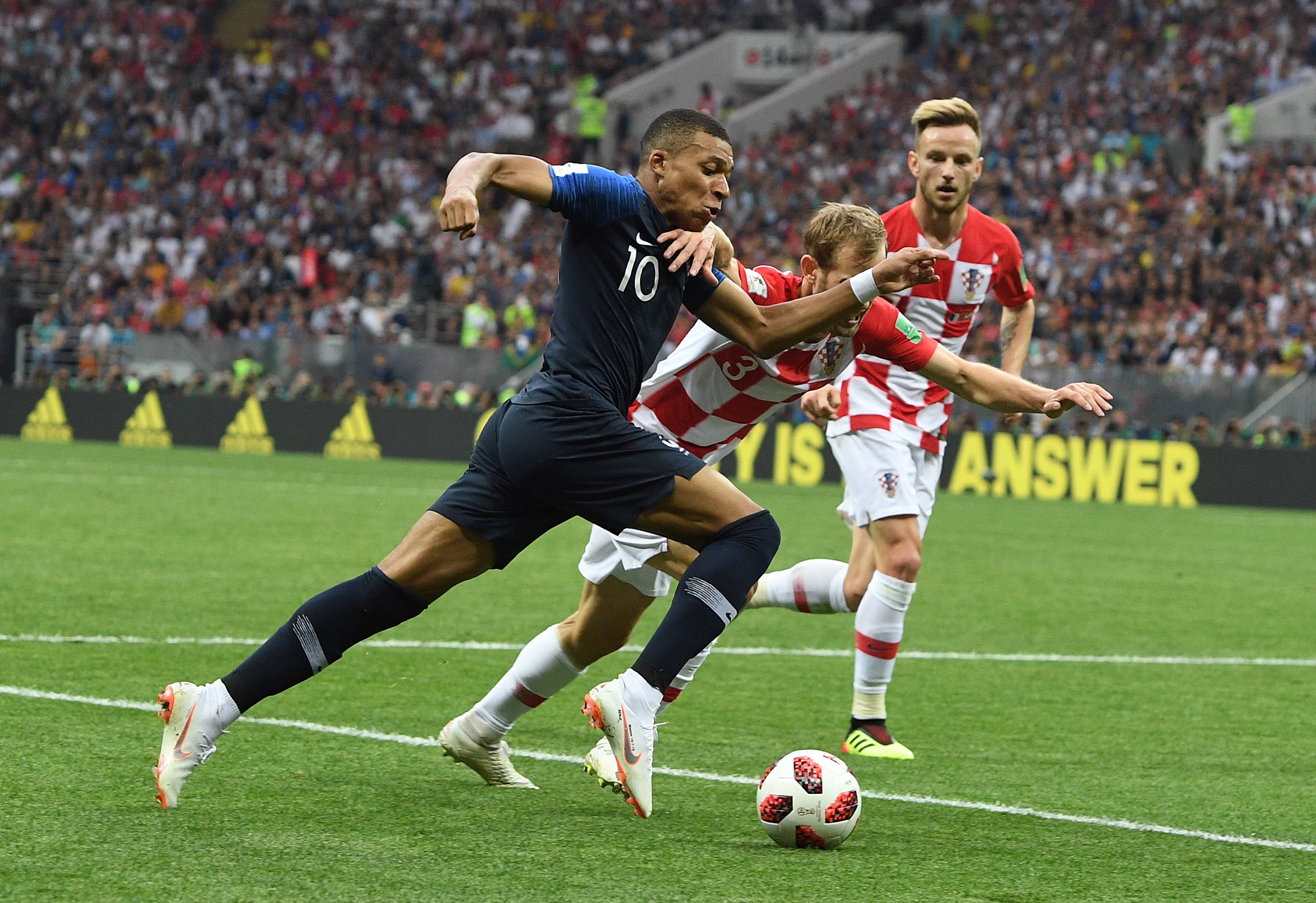 包含全球热议!足球场外八卦引关注的词条 包含全球热议!足球场外八卦引关注的词条