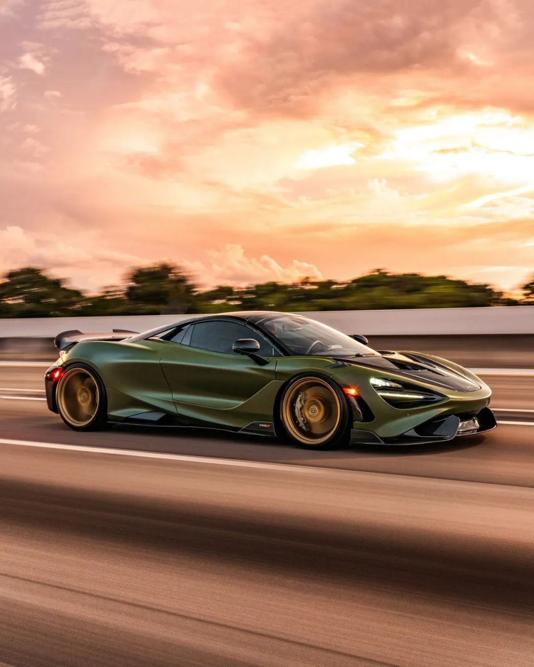 开云体育平台APP-迈凯伦完胜红牛车队，佩雷兹刷新纪录